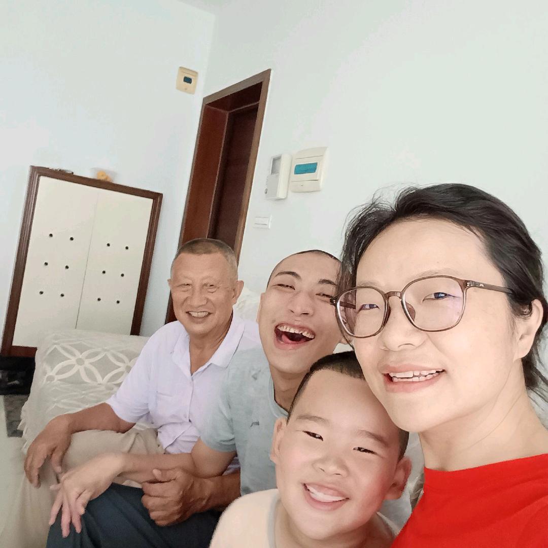 幸福快乐的一家人