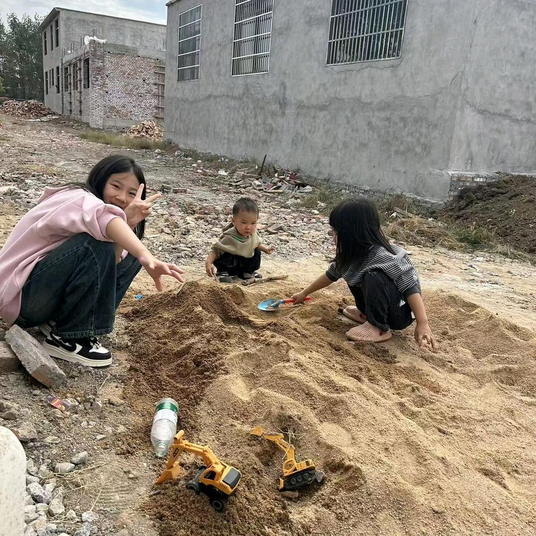 一个正在和生活认真交手的人。