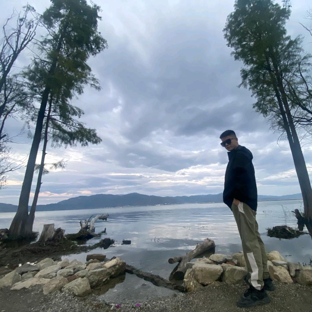 阳光帅气公螳螂被不知哪来的母蟑螂打断手