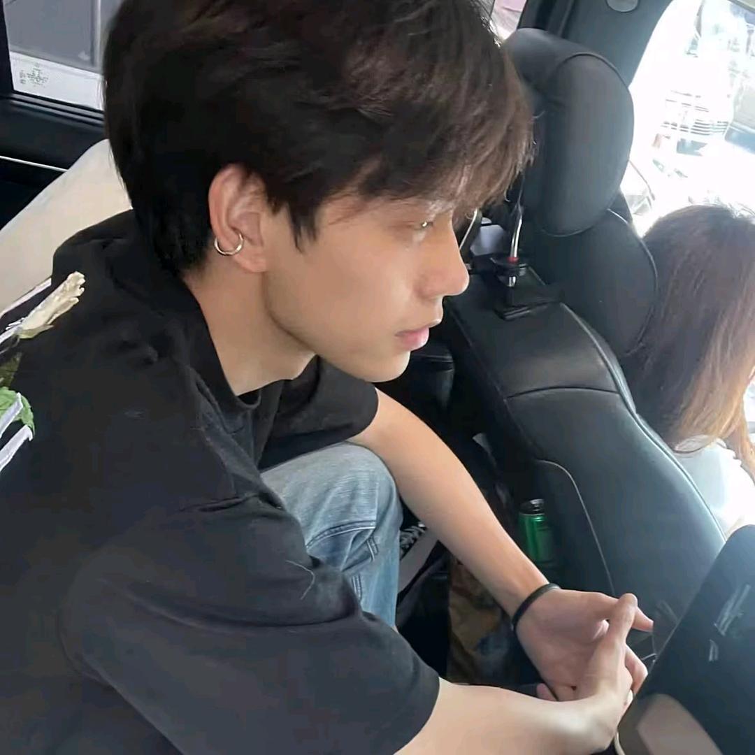 ꒦ິ^꒦ິ