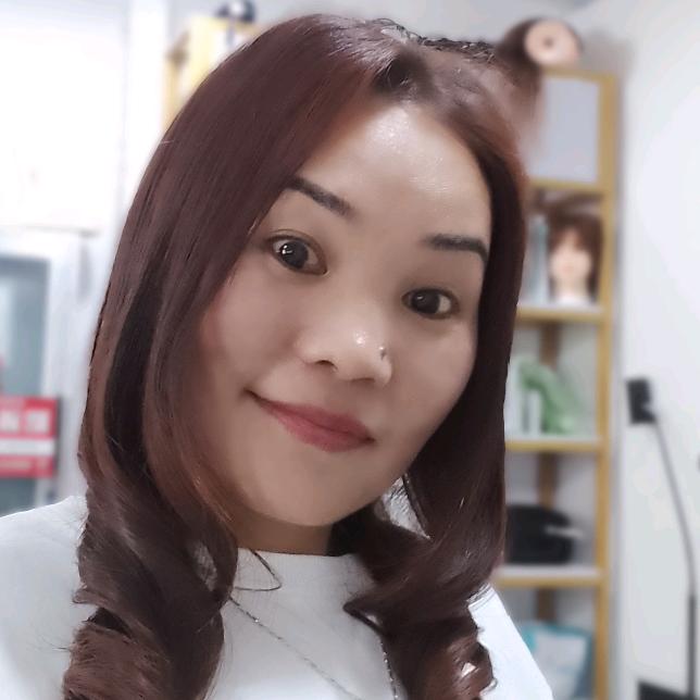 小邓玲巧精剪美发