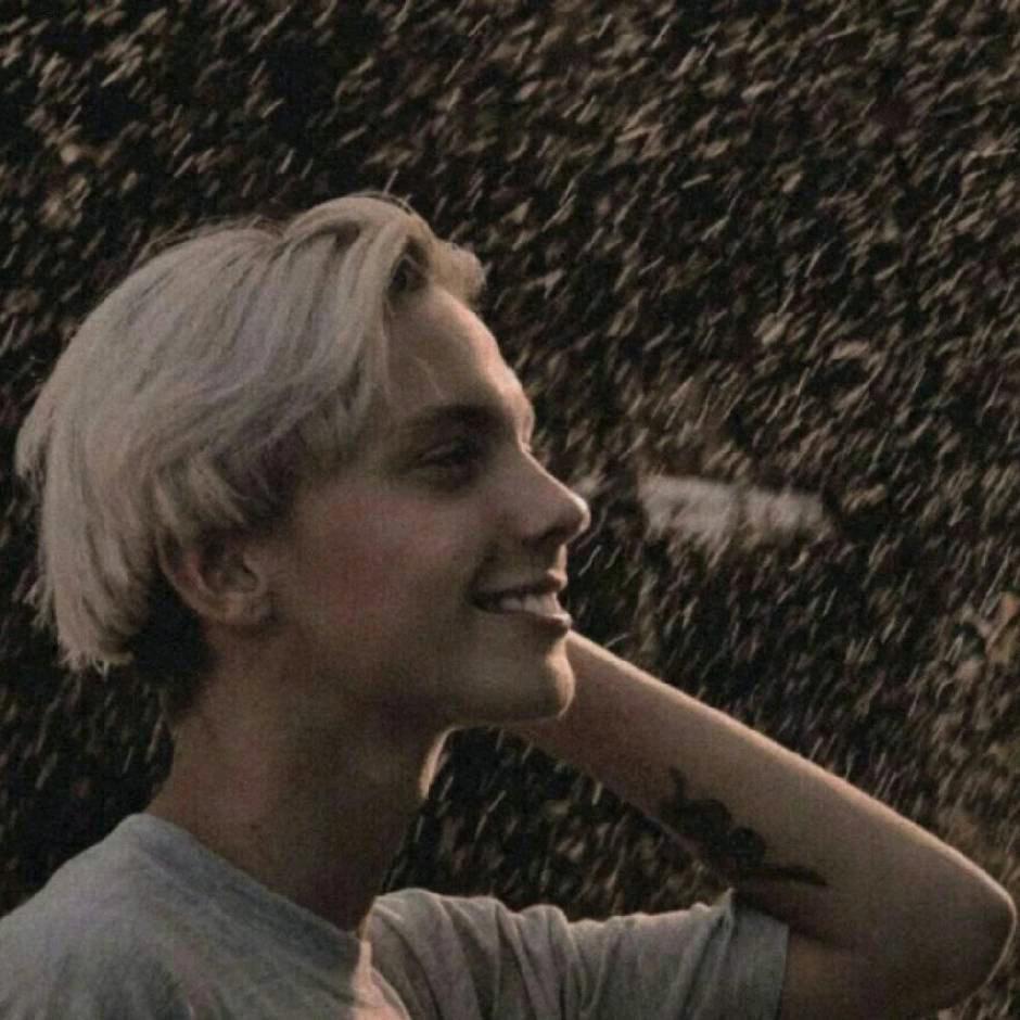 一桥轻雨一伞开