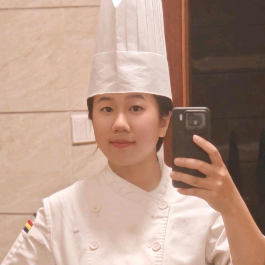 摆摊卖麻辣烫那姑娘