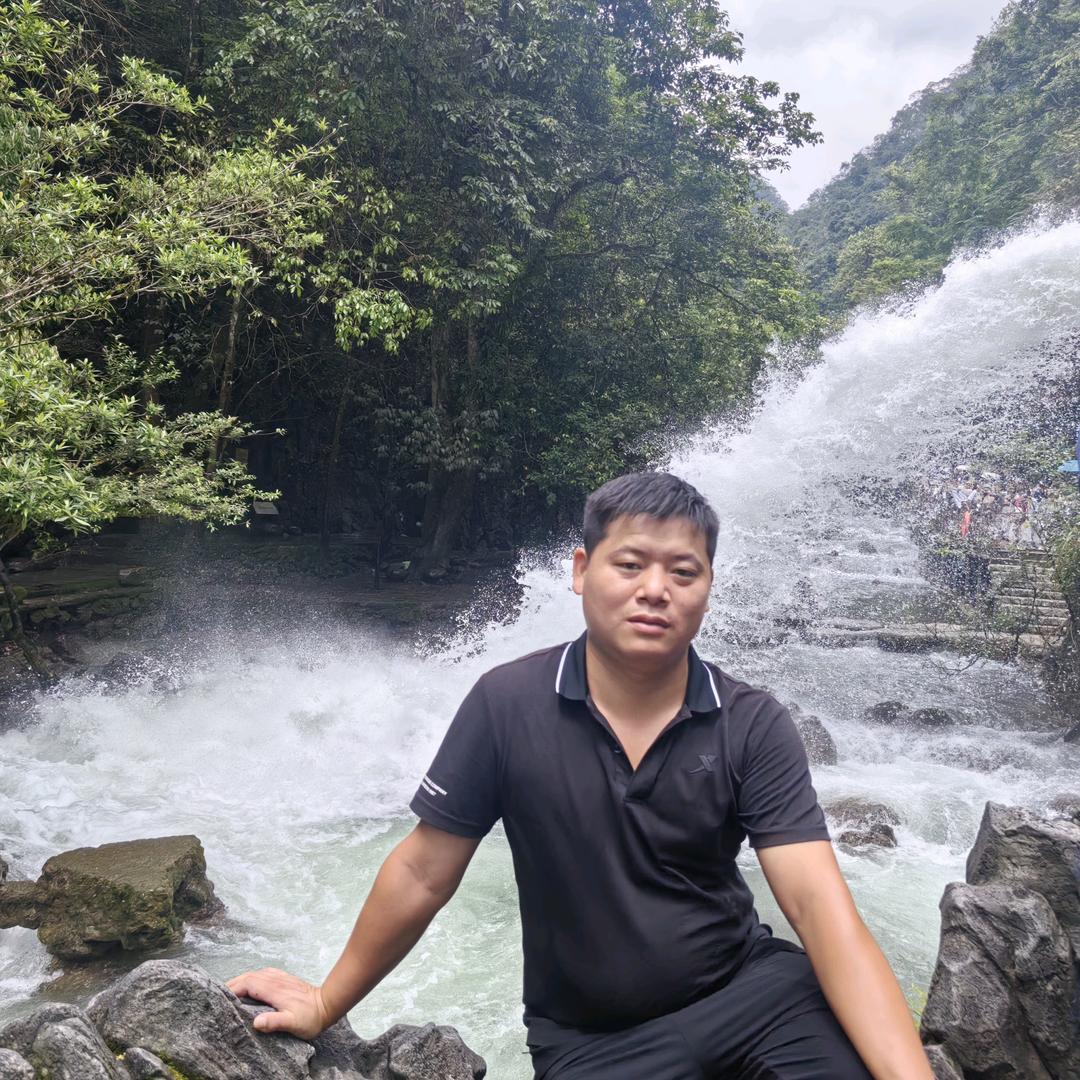 锦团村支部书记