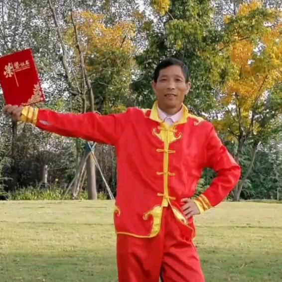 广场舞大爷谈其军