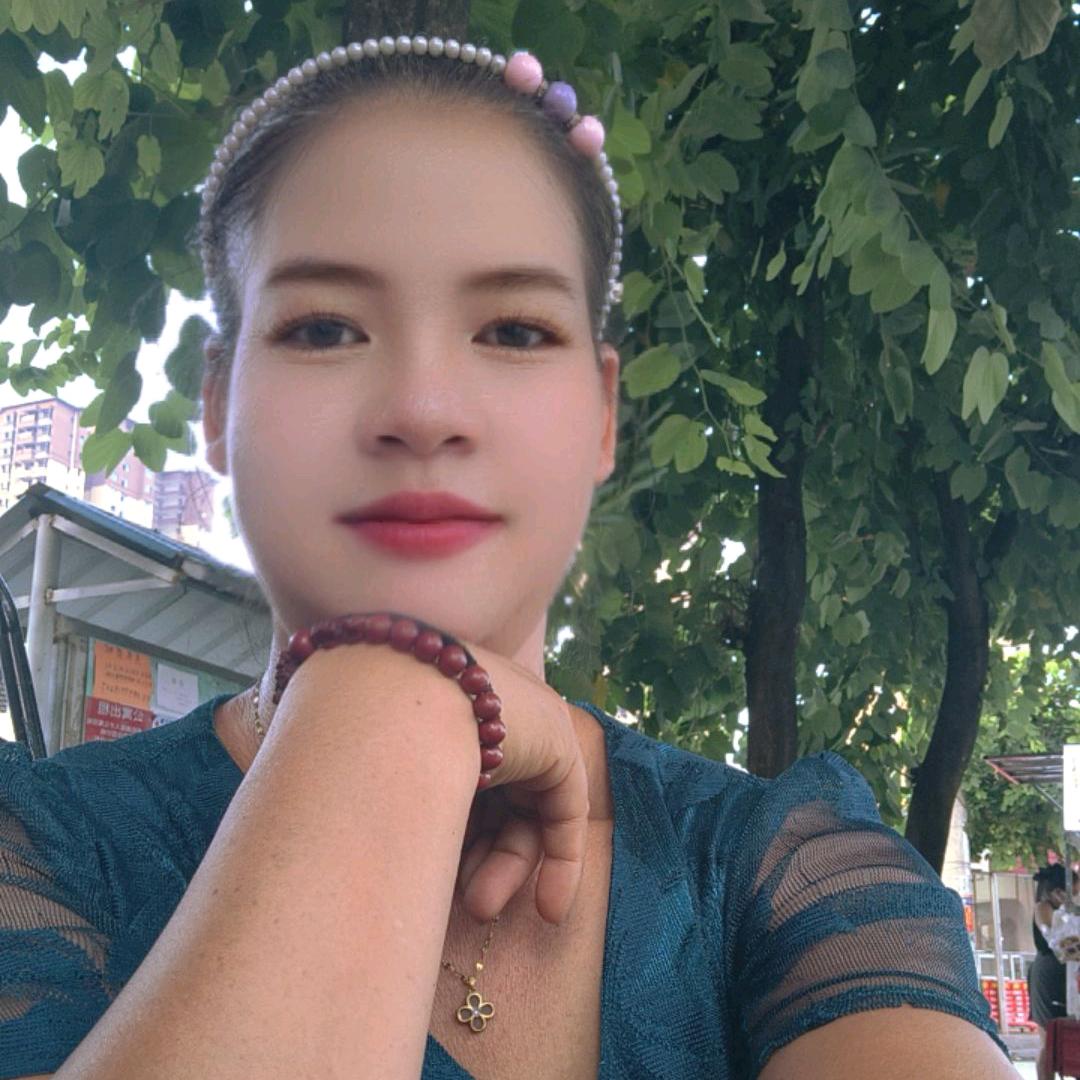 小覃果果摆摊人