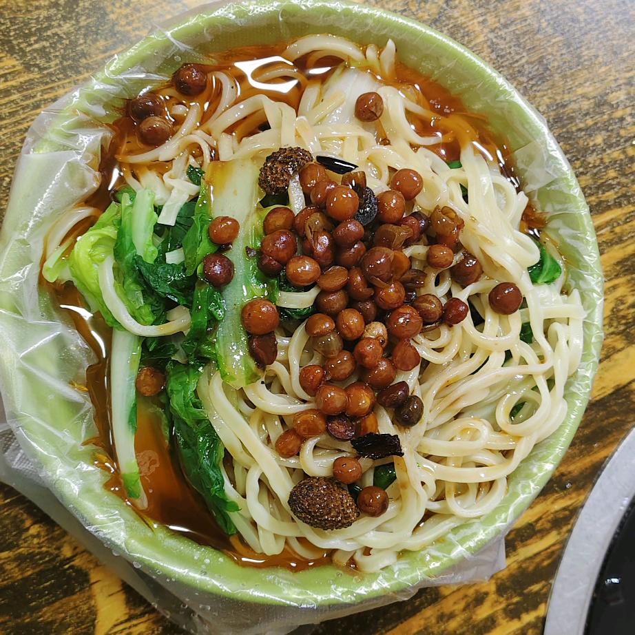 老屯美食街D11号，正宗牛肉板面，老面小