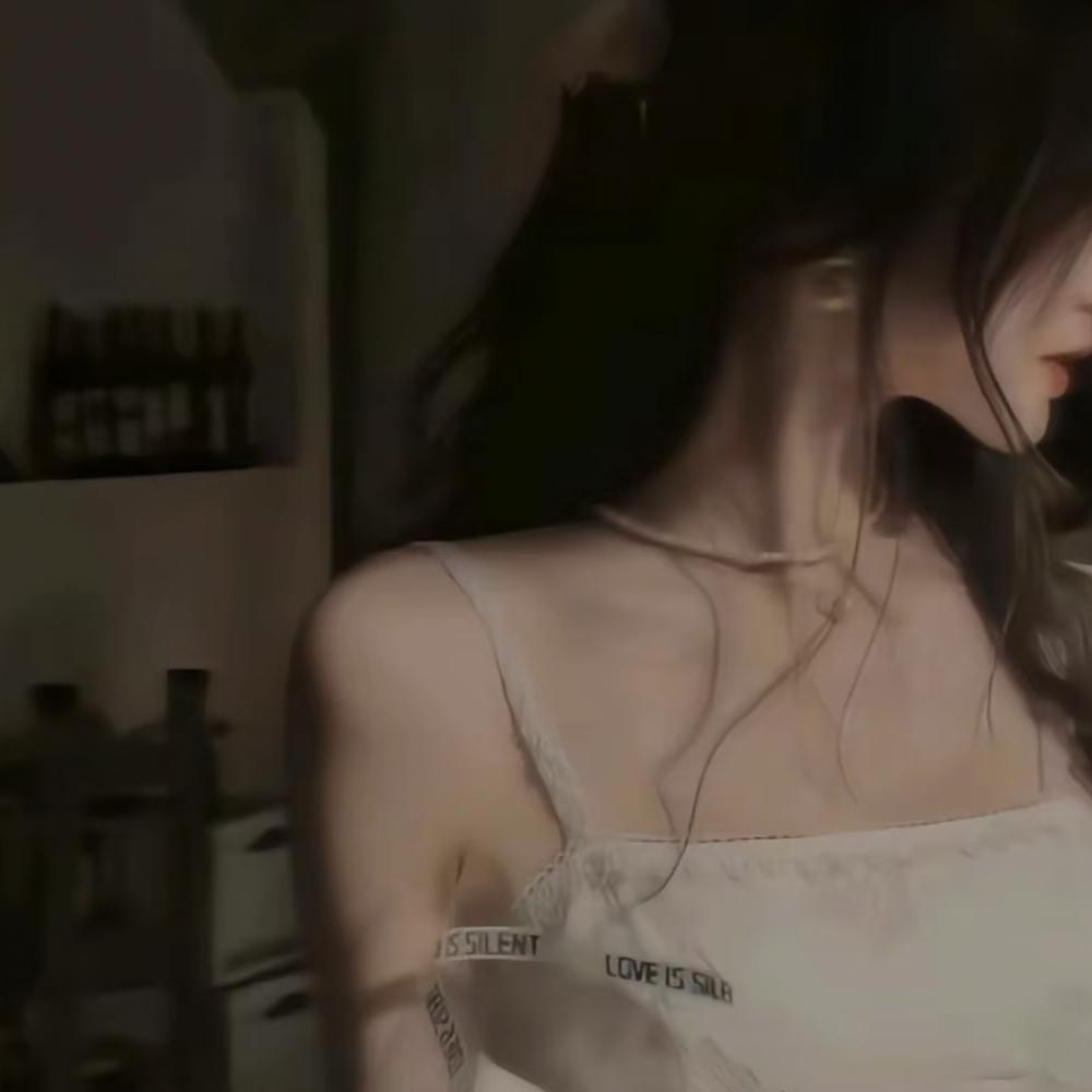 偷喝酸奶的猫咪