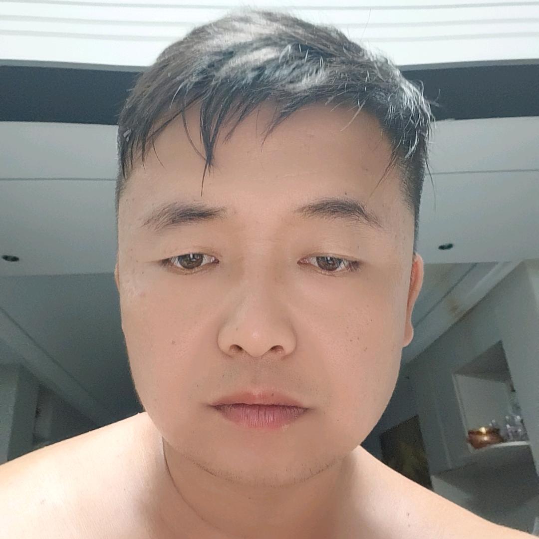 小何