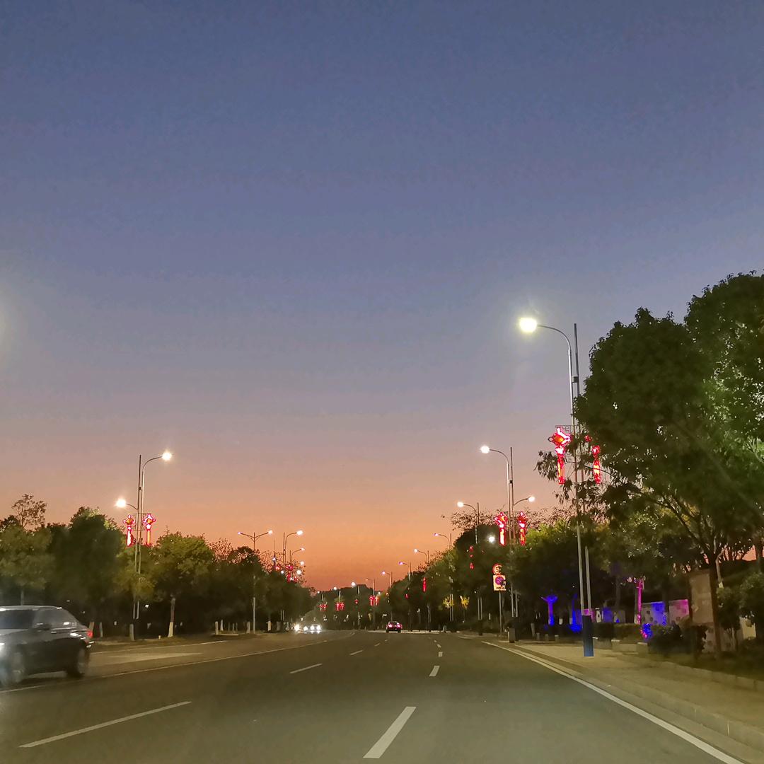 ┗(＾0＾)┓└（★ｏ★）┐