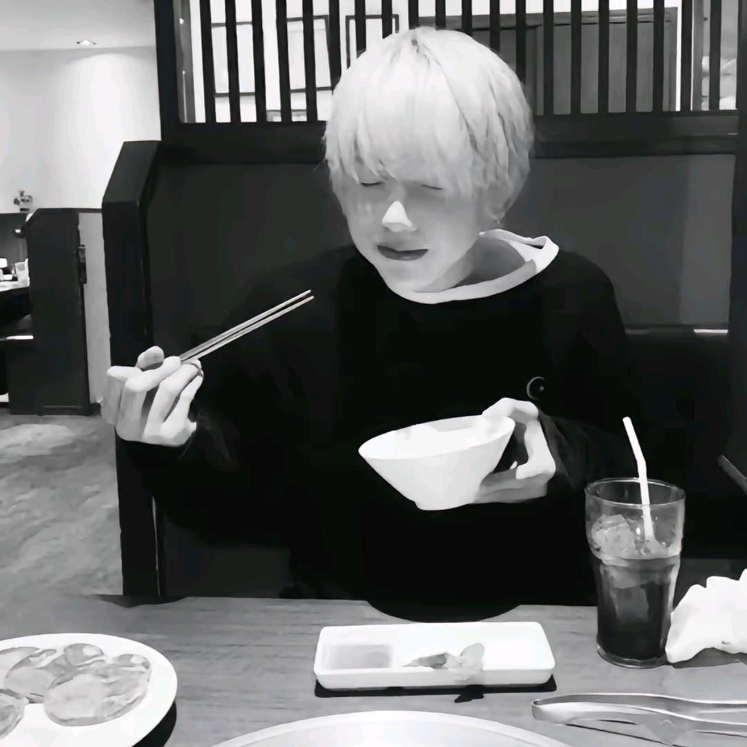 (๑• . •๑)