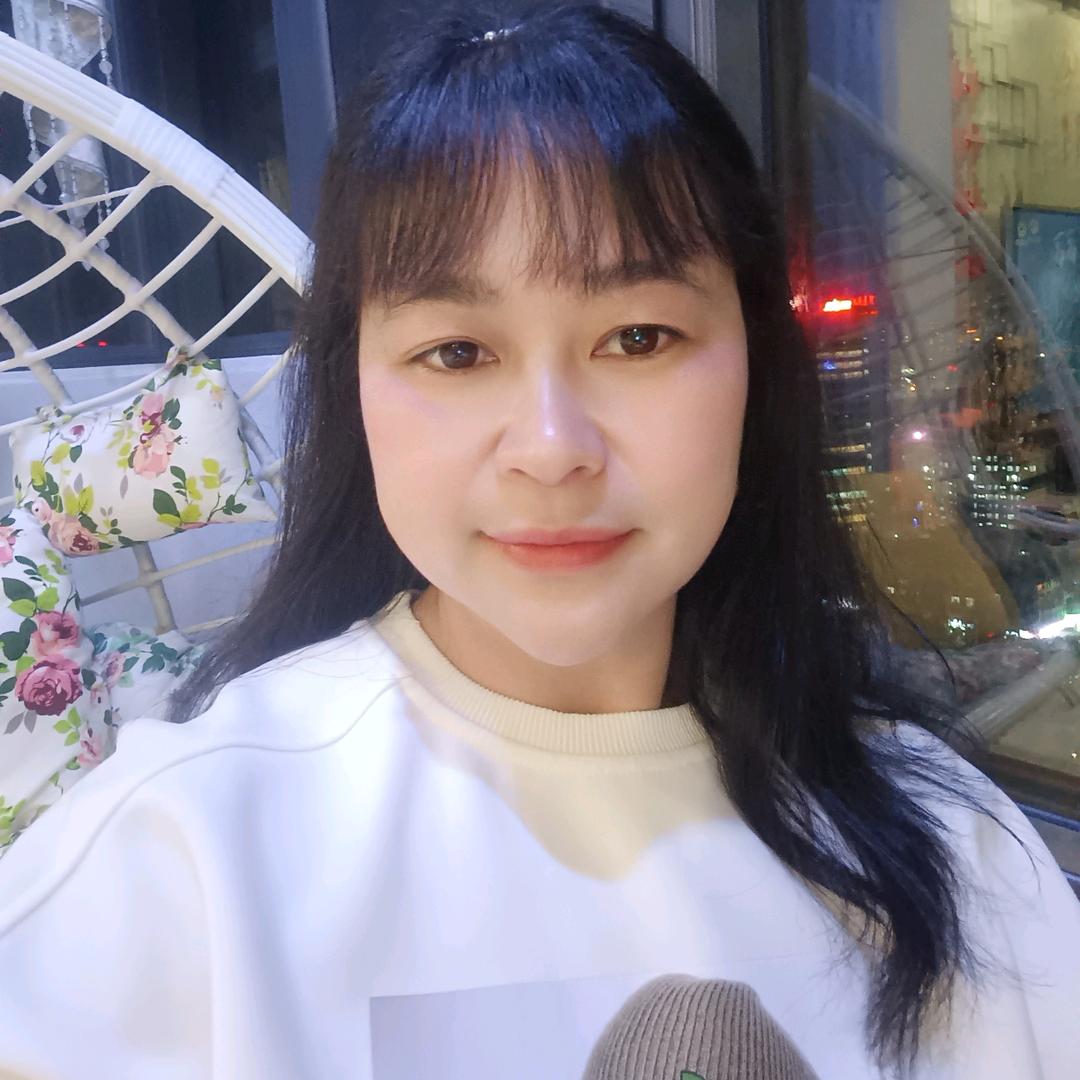 村里有个姑娘叫小芳