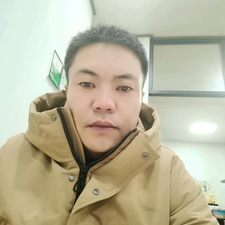 张哥大量回收旧衣服，旧皮包。旧家电，废铁