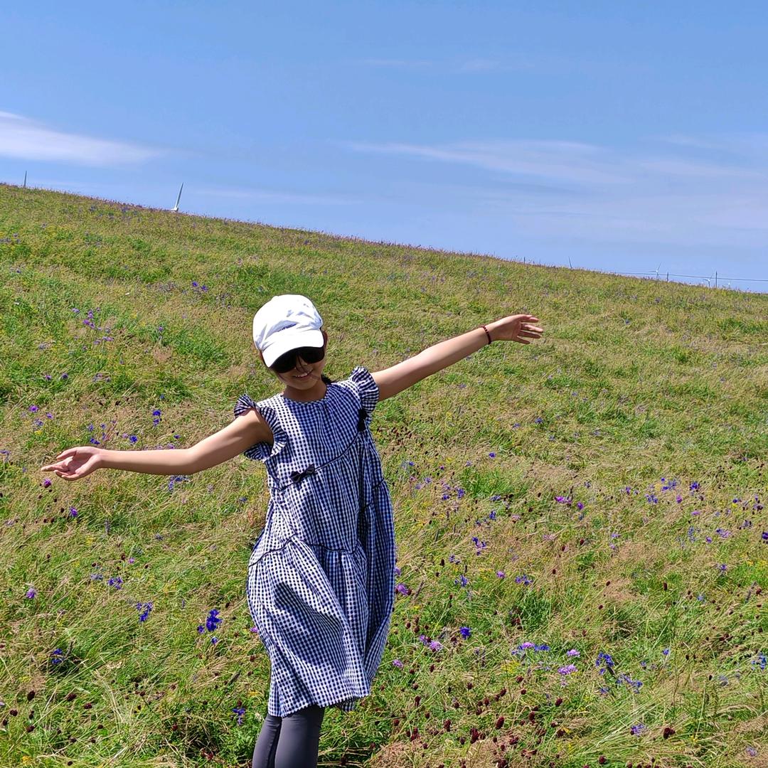 一个爱画画的小女孩