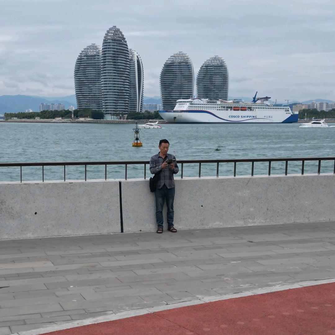 黄哥，在旅行，看各地风景