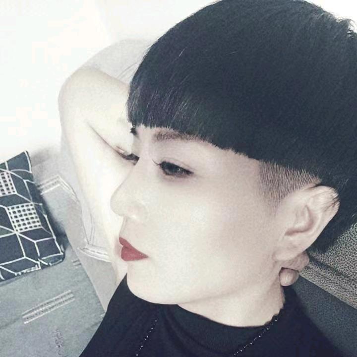 爱健身的短发美女