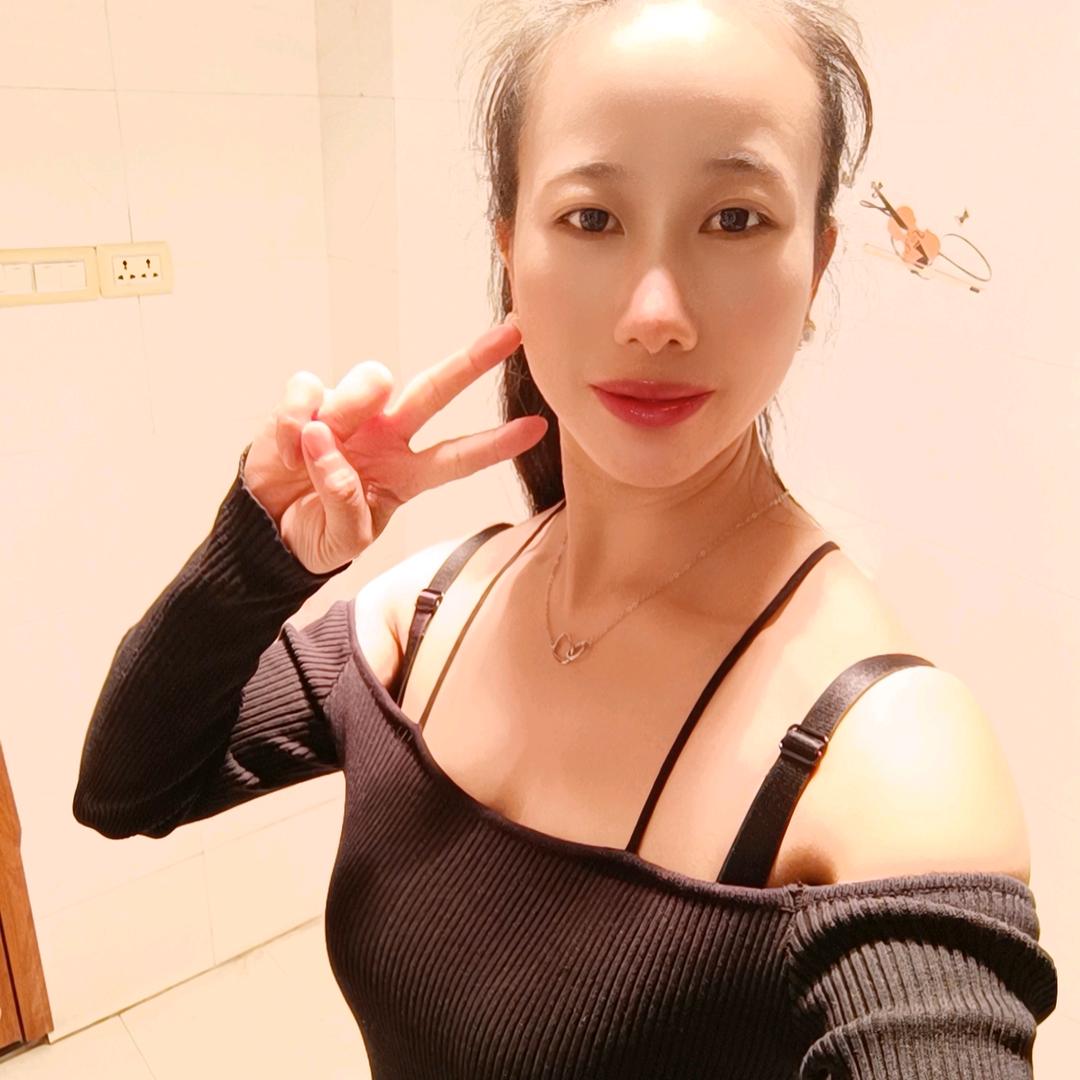 重庆江北大石坝摆卤菜摊的廖小姐