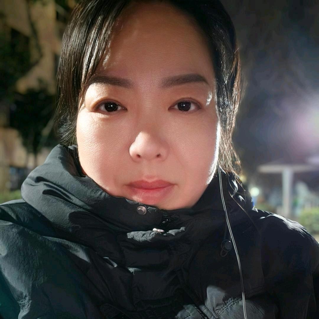 溪流上空的雲彩