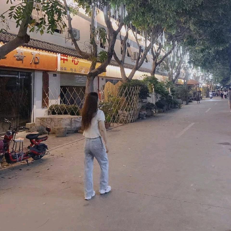路灯下的背影