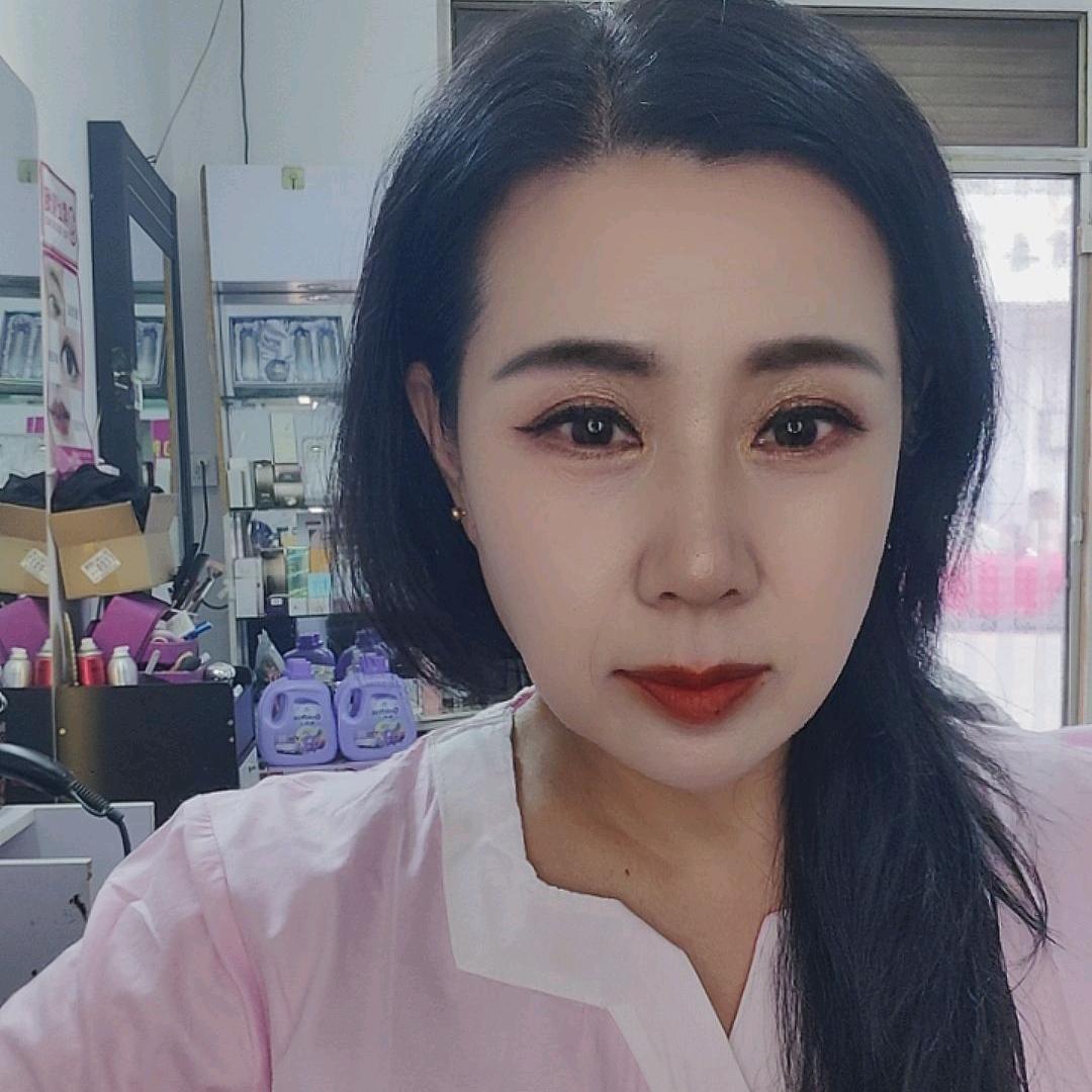 任丘轻梳护肤美发化妆师