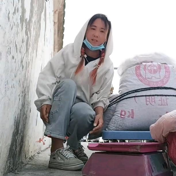 小茹茹摆摊养活自己，自实其力《正能量》