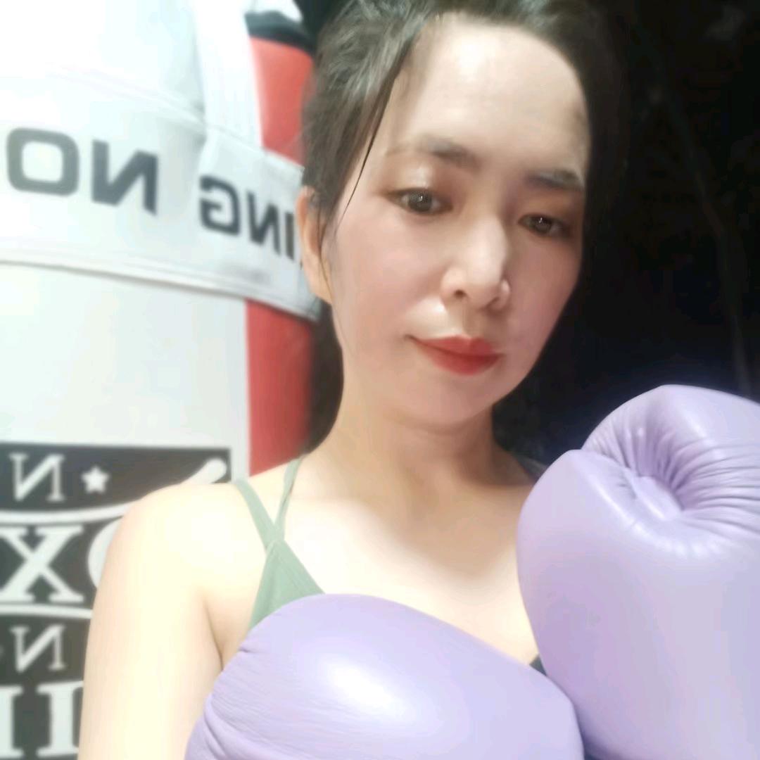 陆璐在撸铁