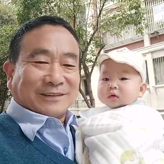 孙子和爷爷的幸福生活