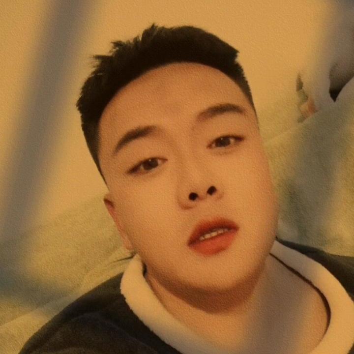 抱着酒瓶的男人