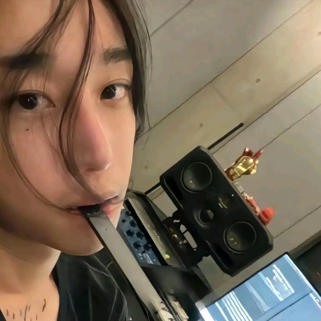 偷吃前妻骨灰被小三发现告诉老婆