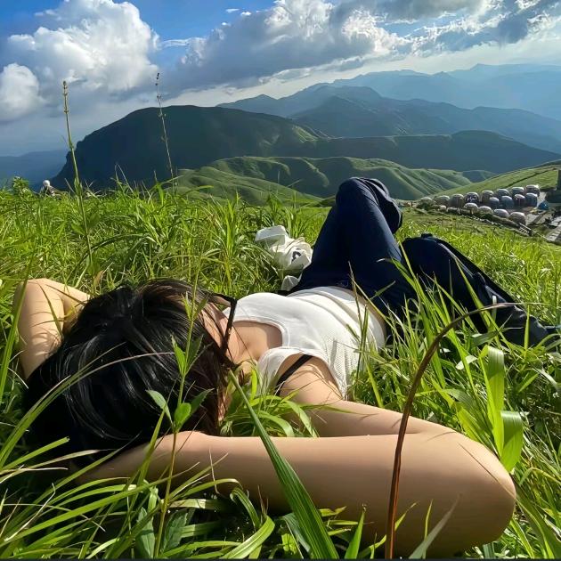 张默默