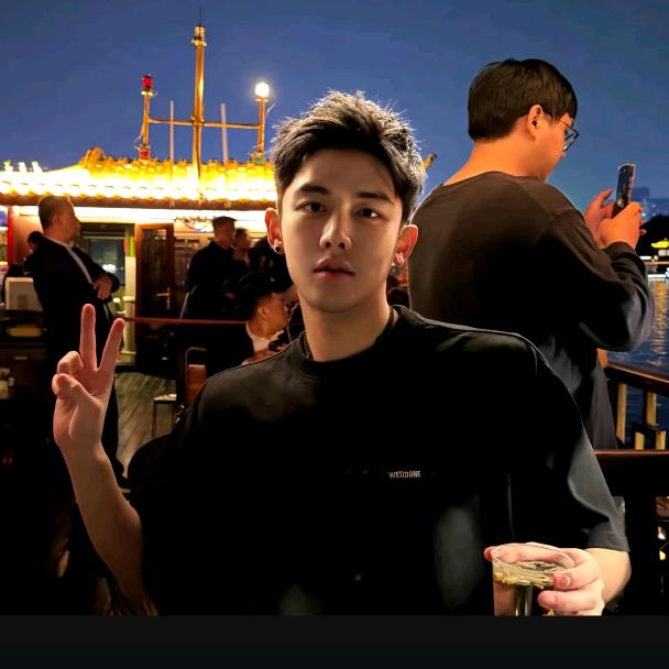 敢问阁下尊姓大名