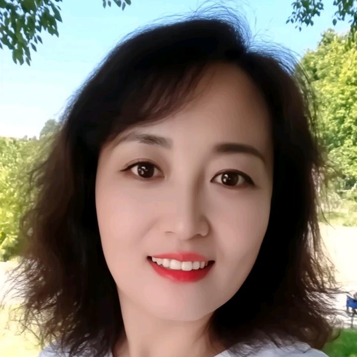 她关注了你