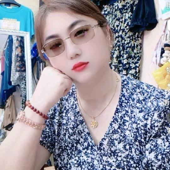 英姐男女服装店。