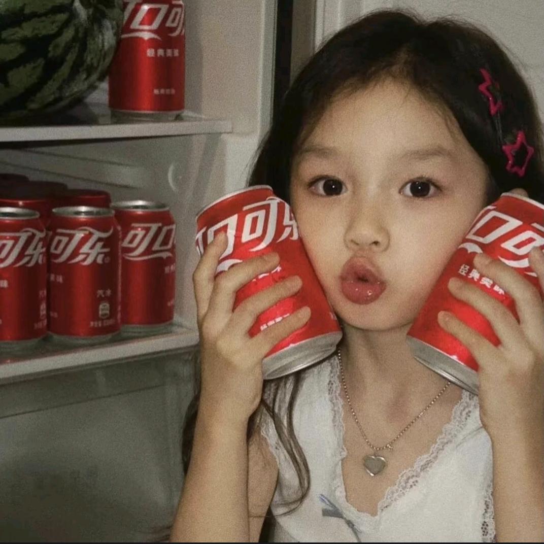 大眼睛女士