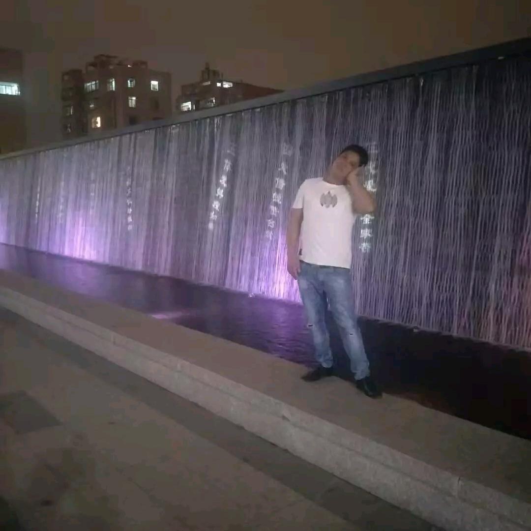 相爱才能牵手。