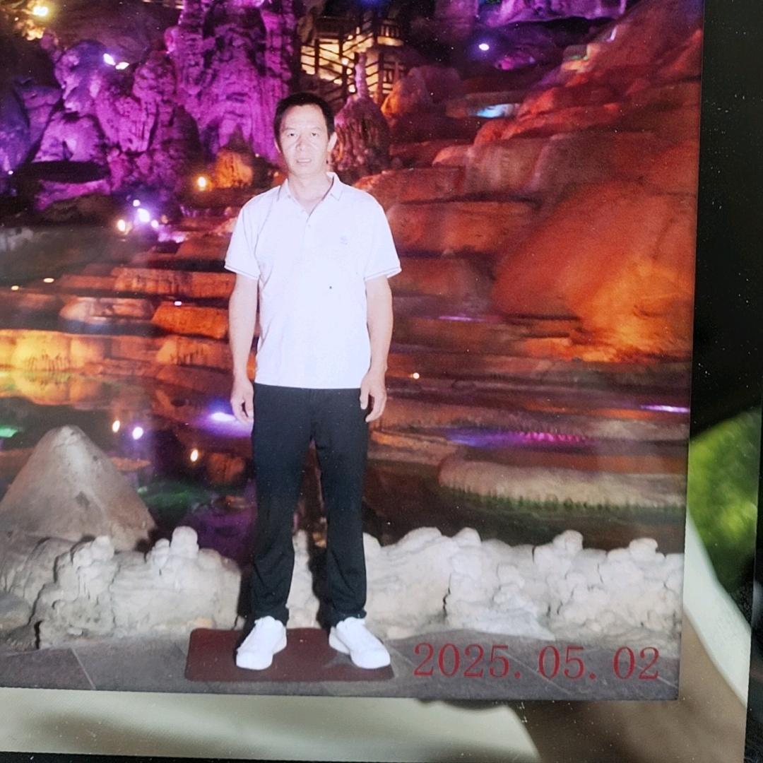 爱喝冰水的小子。