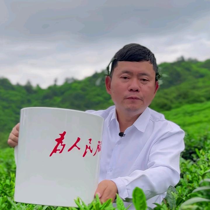 驻村书记卓仕军小跟班