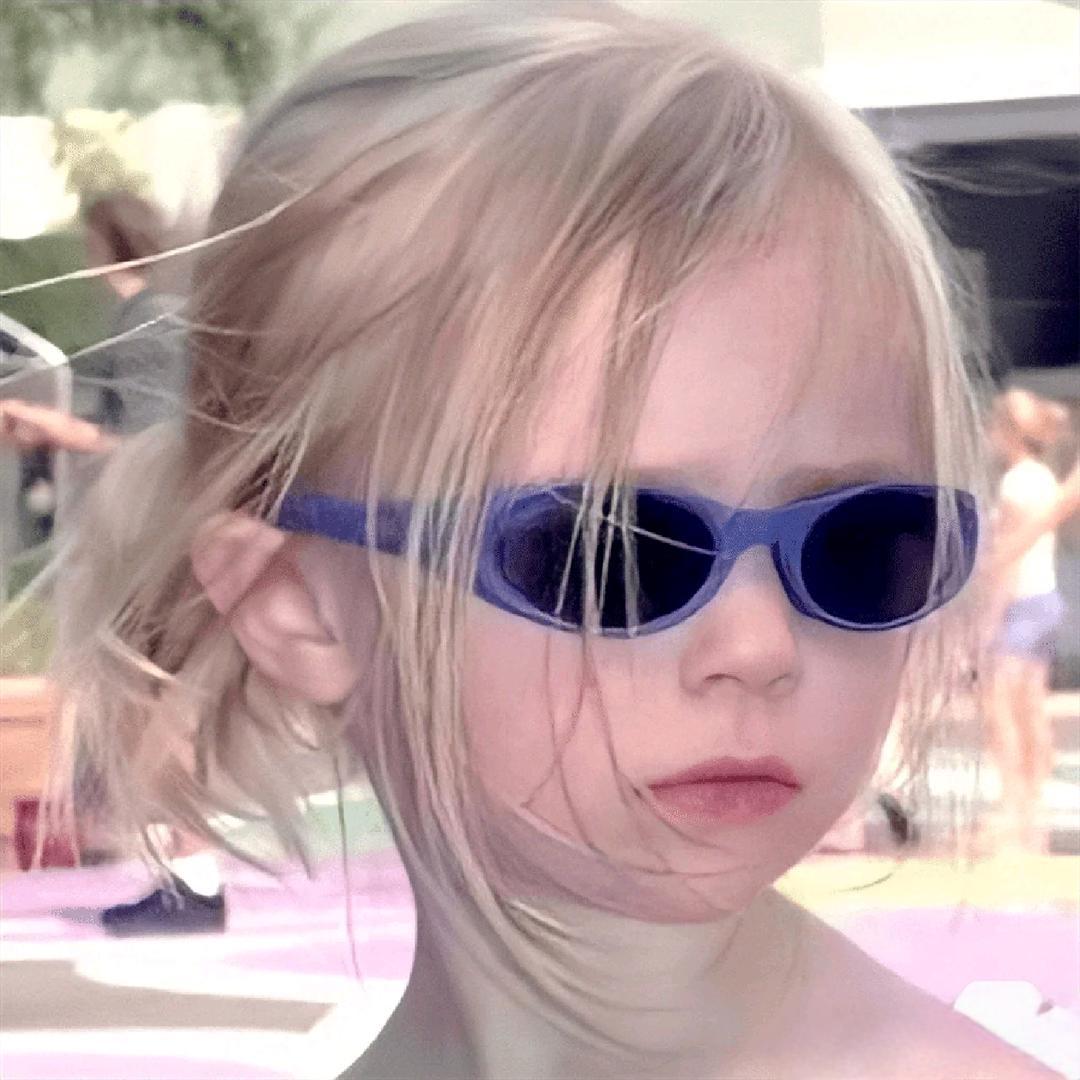 音乐厅双手插兜的椰子