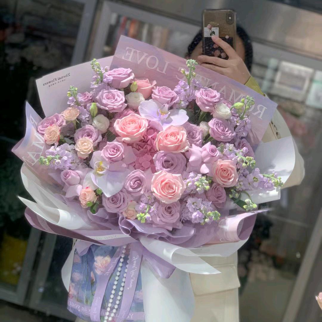 依恋花卉的小万万