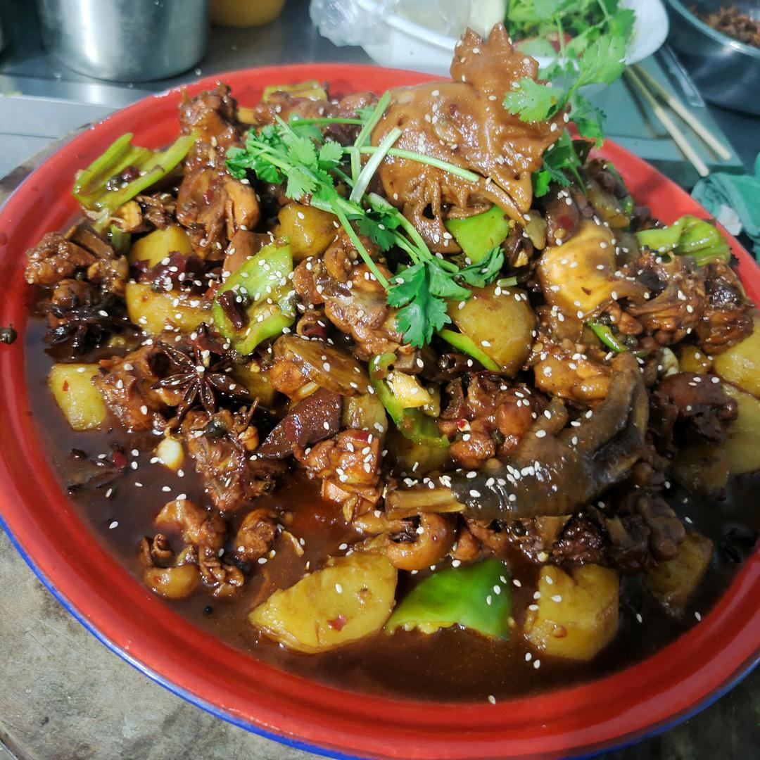 沟西村，香辣大盘鸡饭店，烧烤城欢迎你。