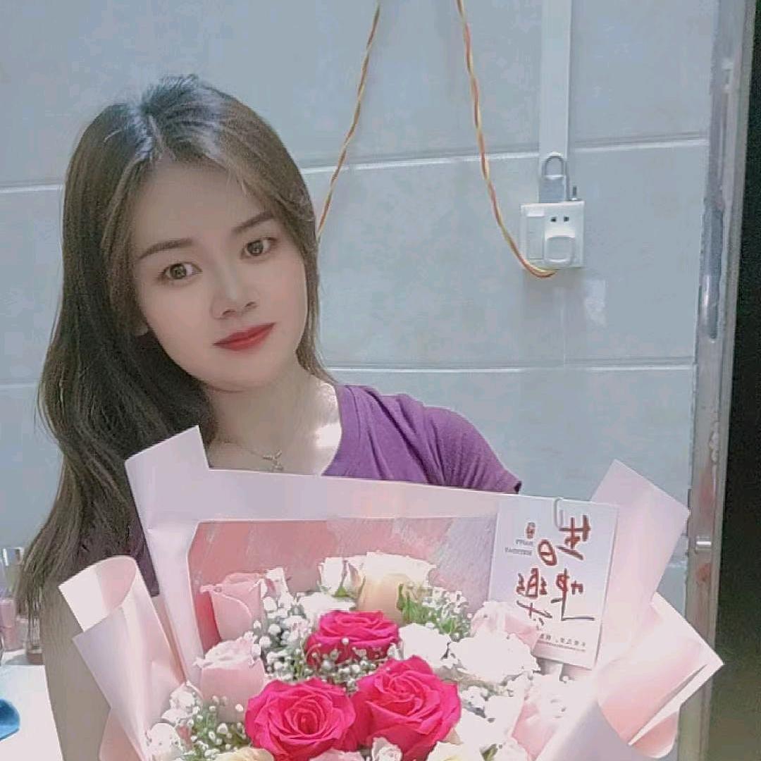 可乐🥤姐姐（要涨 1W 粉丝）