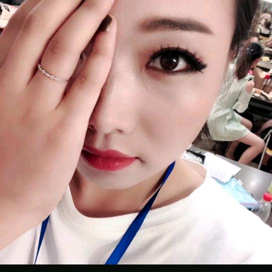 村里有个姑娘叫小芳