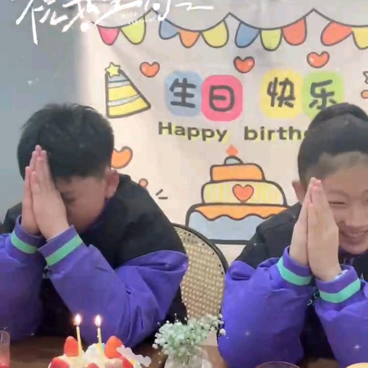 扶老奶奶闯红灯   拖着跑