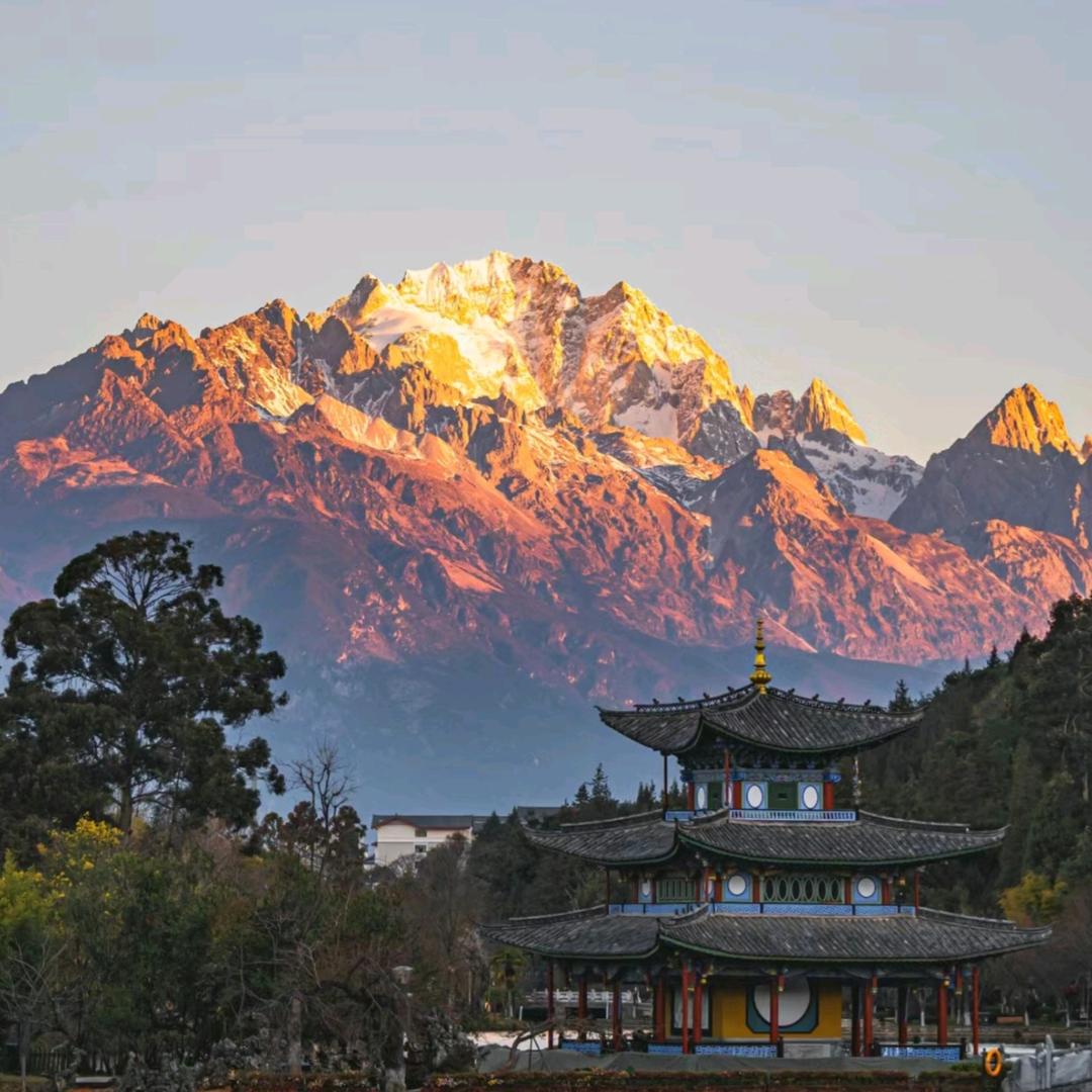 玉龙雪山日照金山