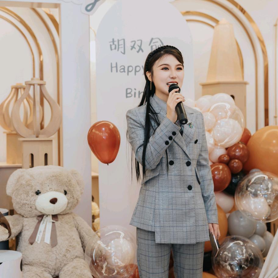 主持人🎤培培