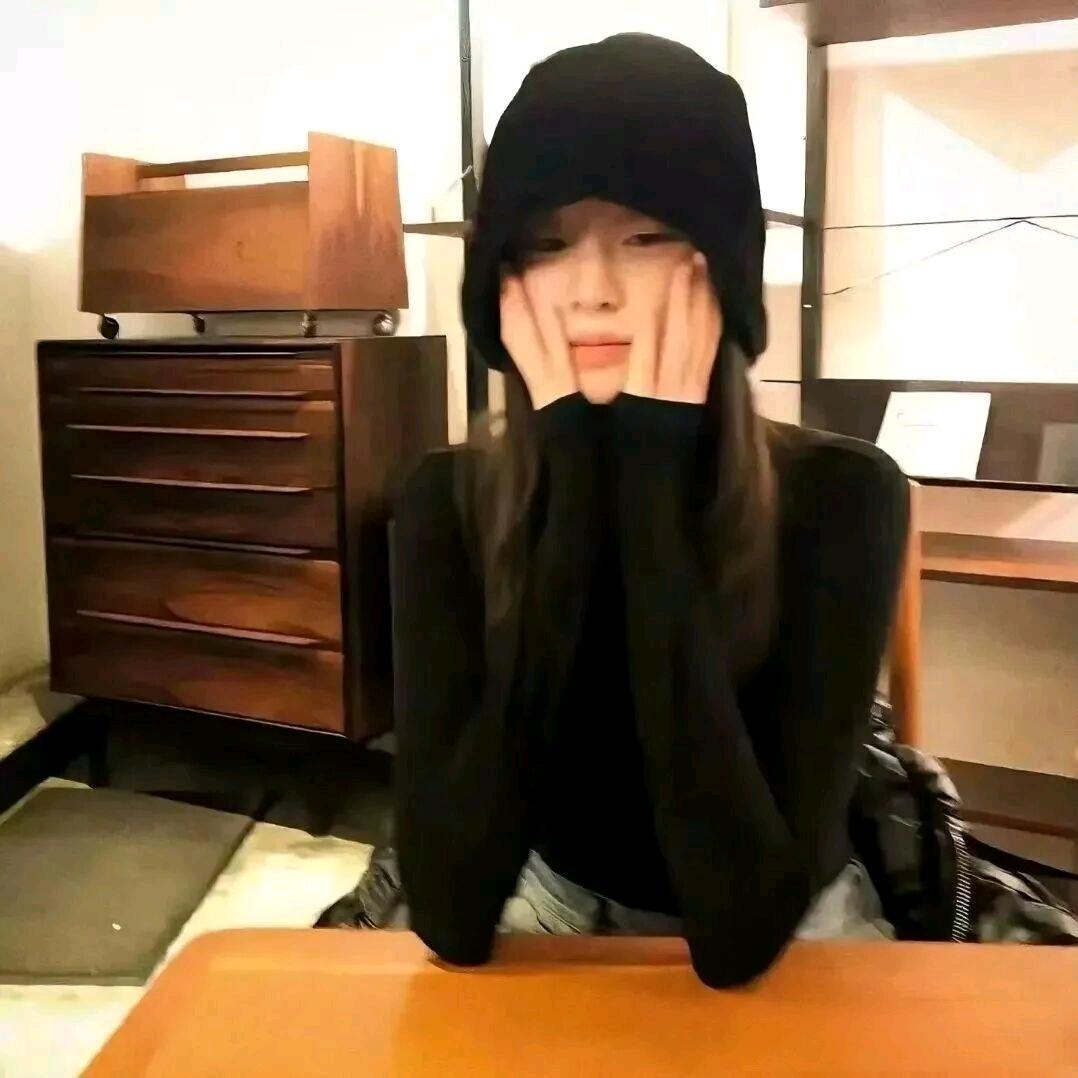 一女的