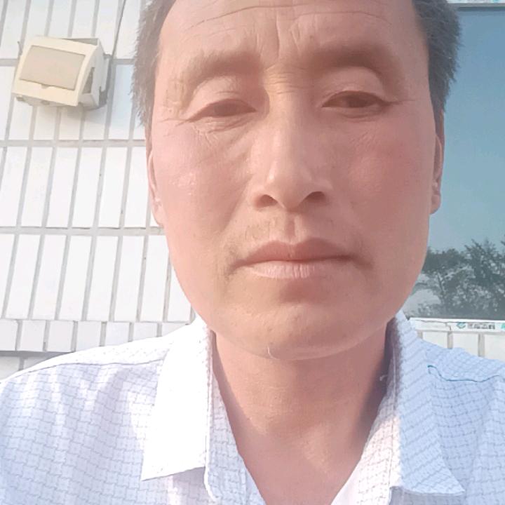 光棍努力伺候残疾父母