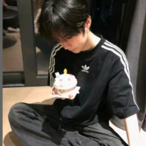 爱夸戳的小孟
