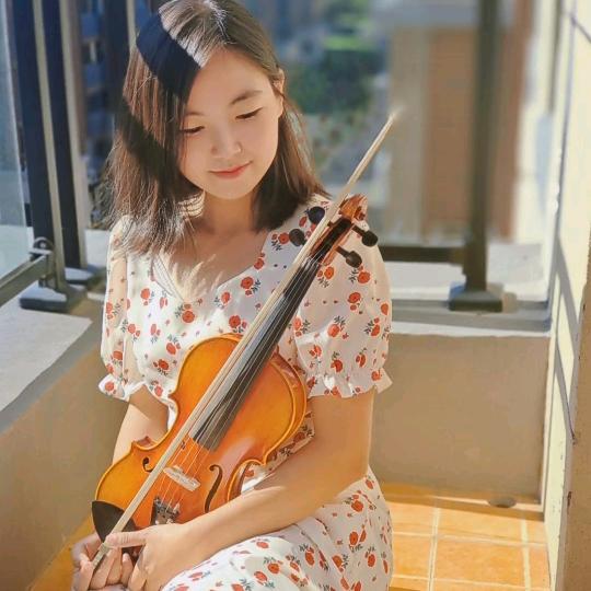 爱锯木头的Emily