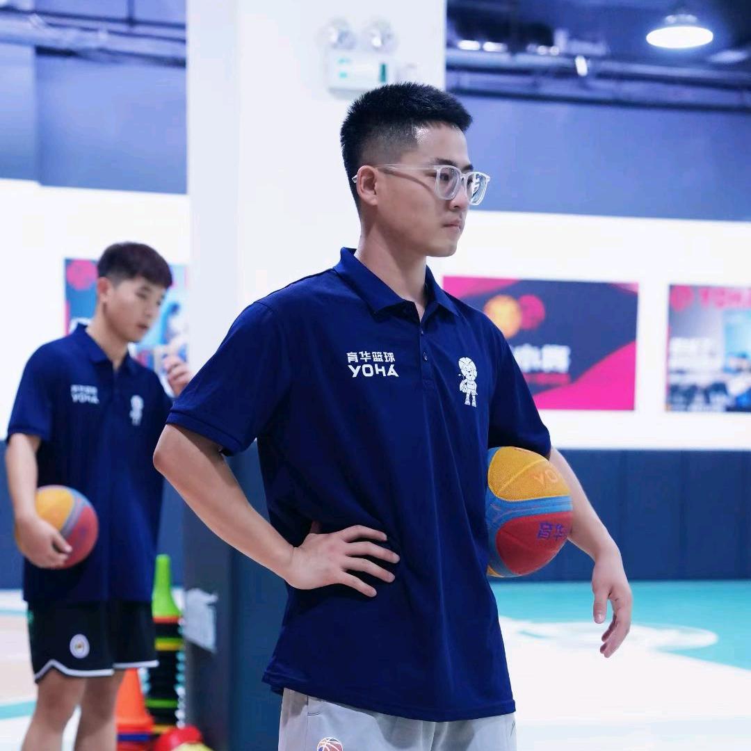 长清教篮球的小牛教练